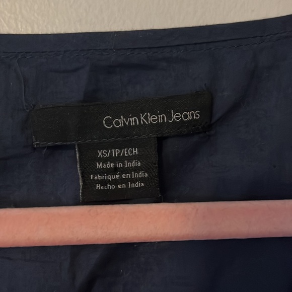 Women's Calvin Klein Jeans Navy Blouse XS Never Worn Embroidered V-Neck Detail - Picture 2 of 4
